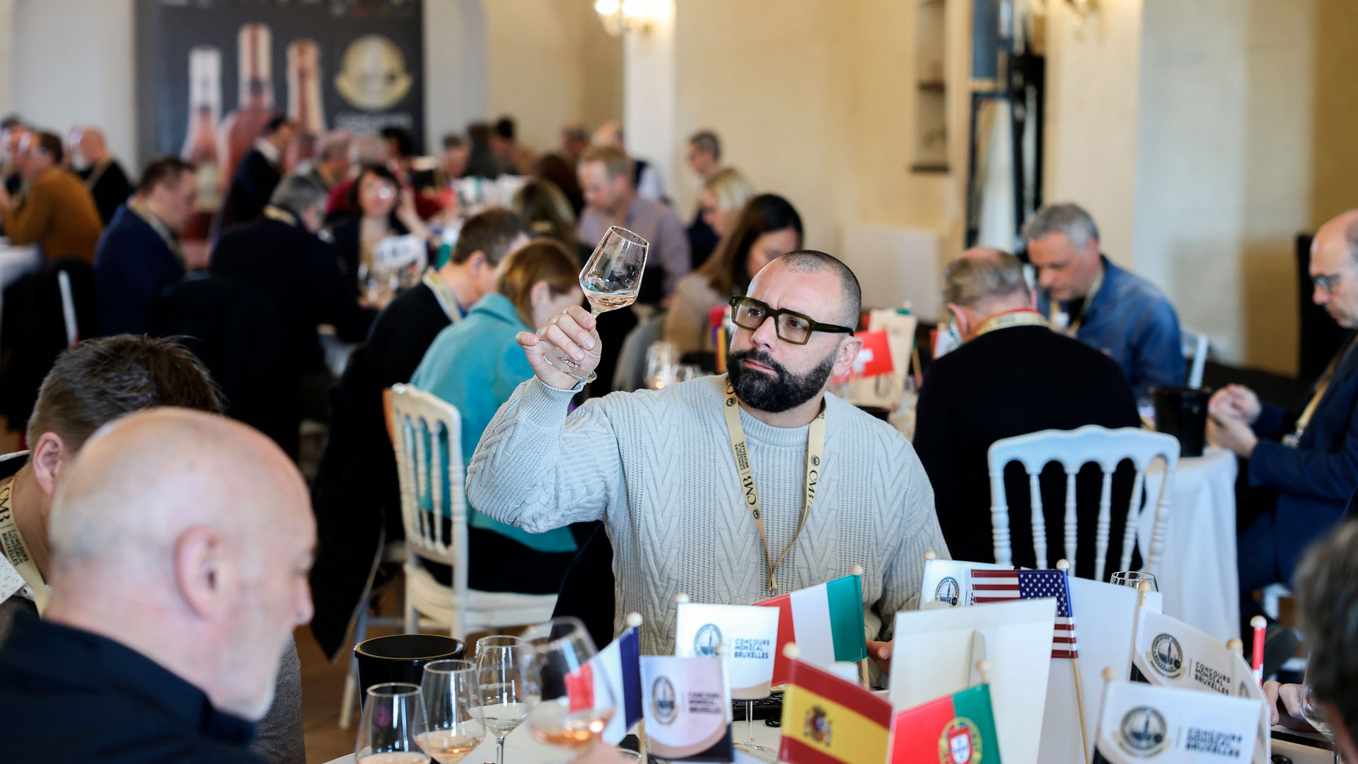 Jury de dégustation évaluant des vins rosés au CMB 2026, Calabre