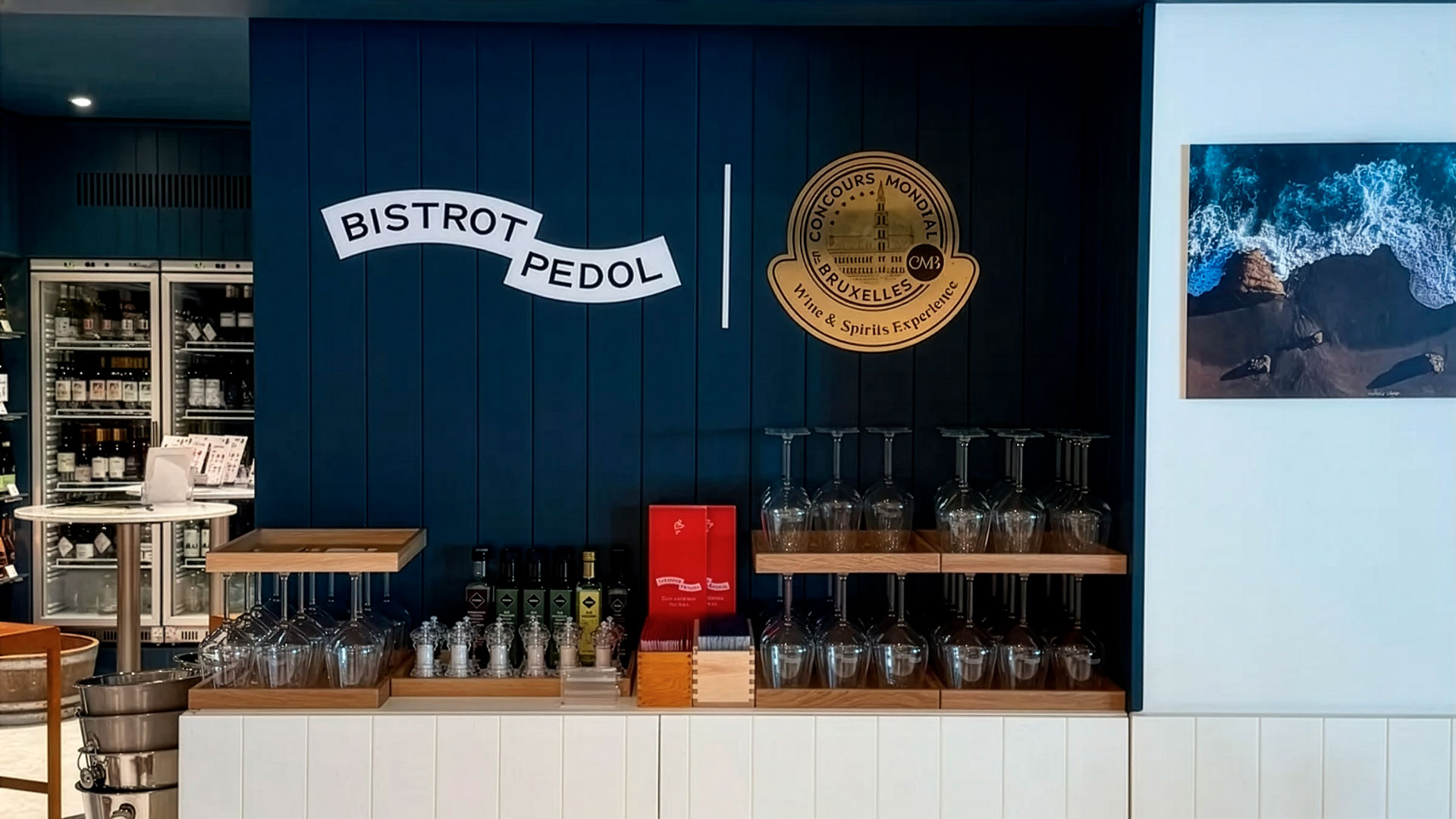 Salle du Bistro Pedol à Milan, restaurant dont la carte des vins est entièrement composée de cuvées médaillées.