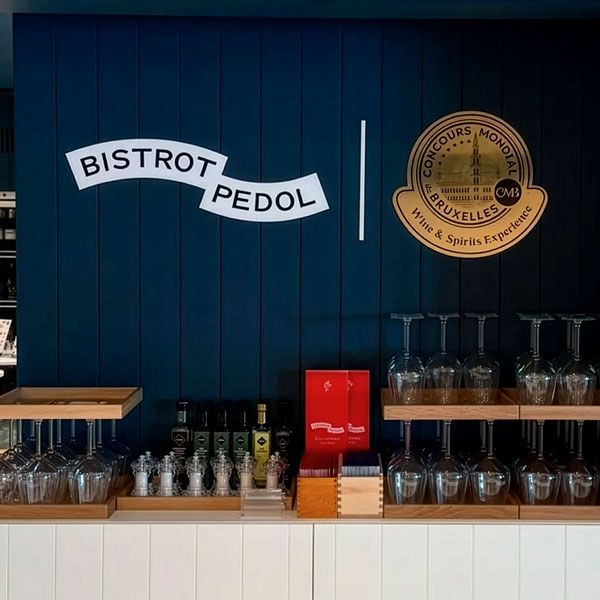 El Bistro Pedol en Milán, restaurante con una carta de vinos 100 % premiados en el Concours Mondial de Bruxelles.