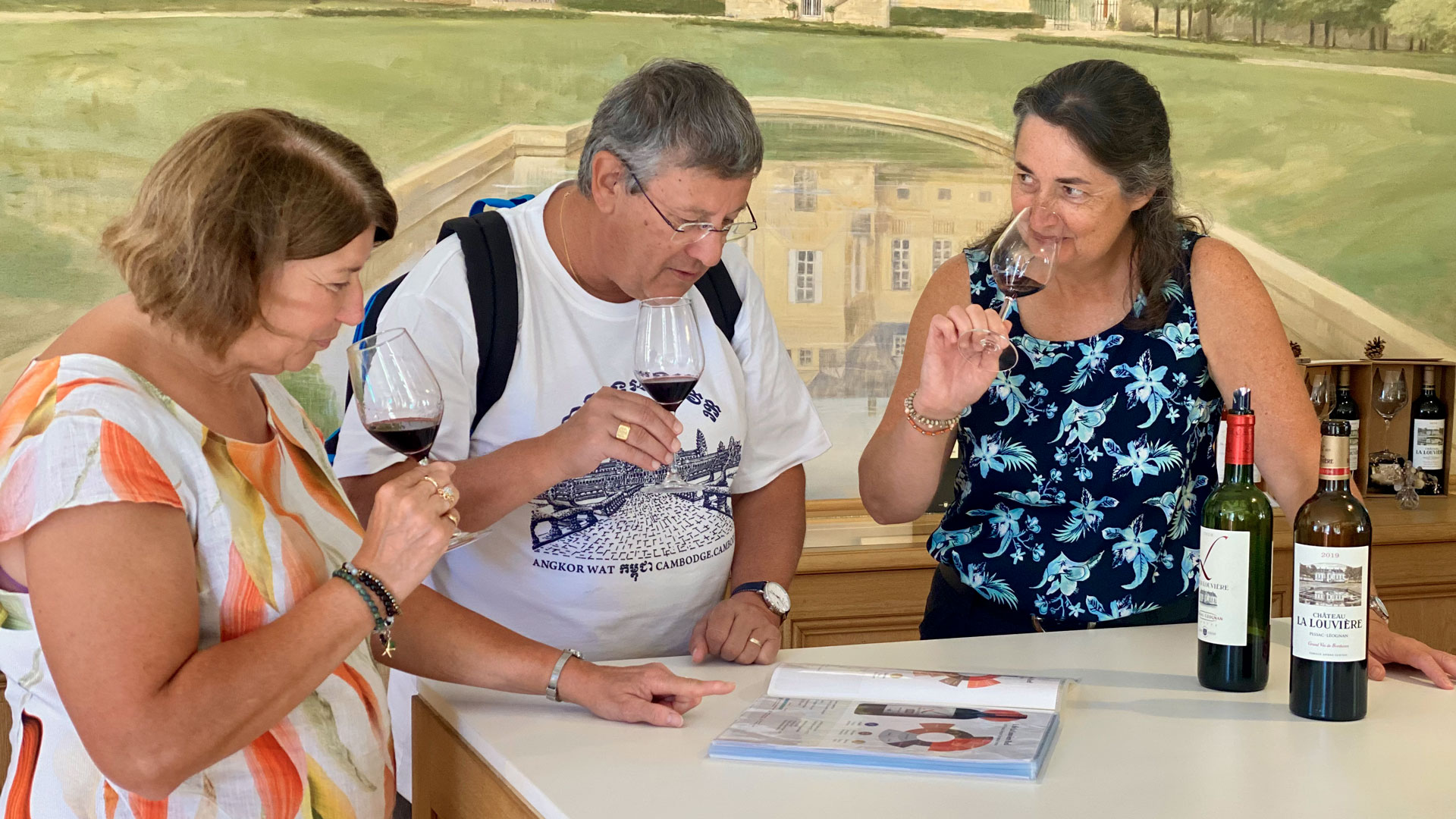 Visitors tasting wines at the Château La Louvière shop, discovering the cuvées of Vignobles André Lurton