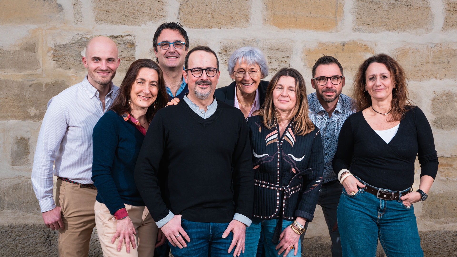 Portrait de groupe de l'équipe d'œnologues d'EVV, cabinet d'œnologie conseil basé à Bordeaux