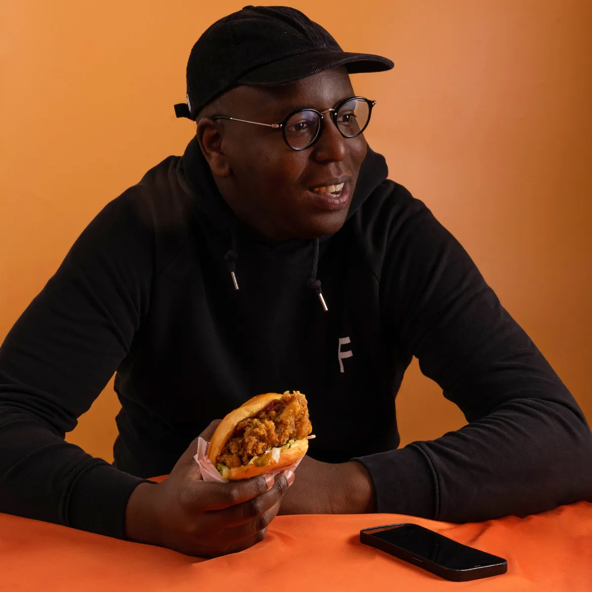 Homme qui mange un repas livré