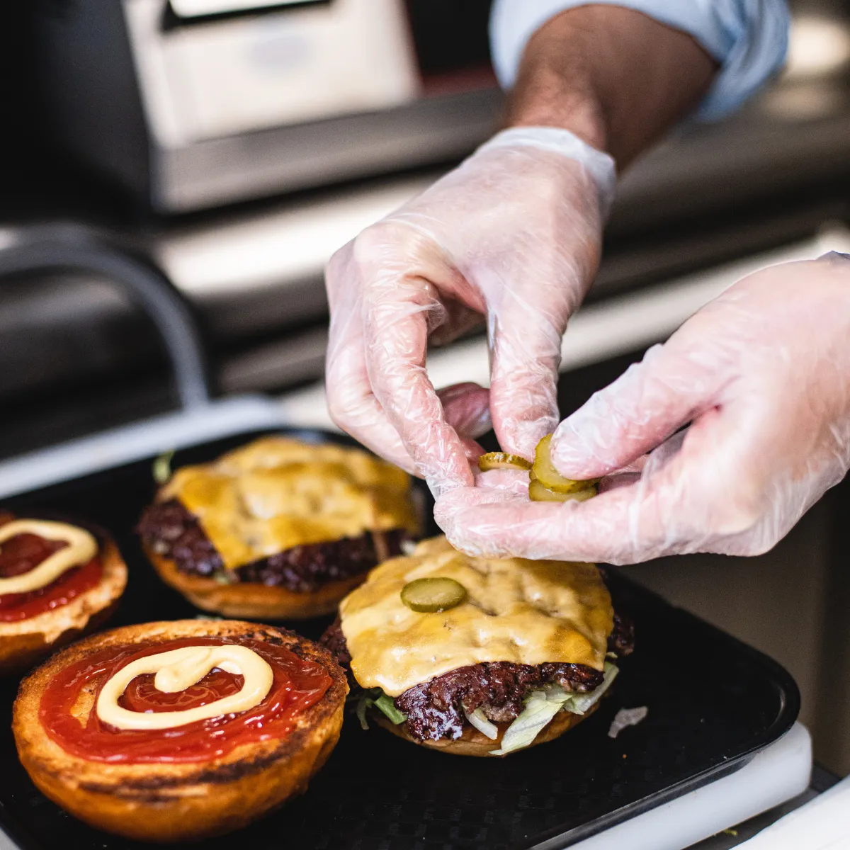 Confection d'un repas à livrer d'un restaurant franchisé