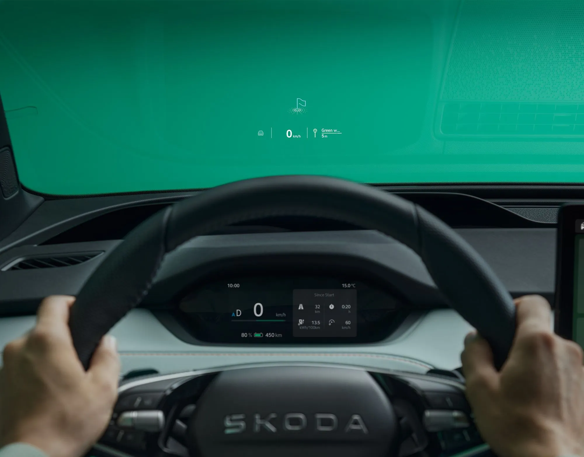 Nahaufnahme des Virtual Cockpits im Škoda Elroq. Es zeigt auf der Windschutzscheibe über dem Lenkrad Fahrinformationen wie Geschwindigkeit, Reichweite und Navigationshinweise an.