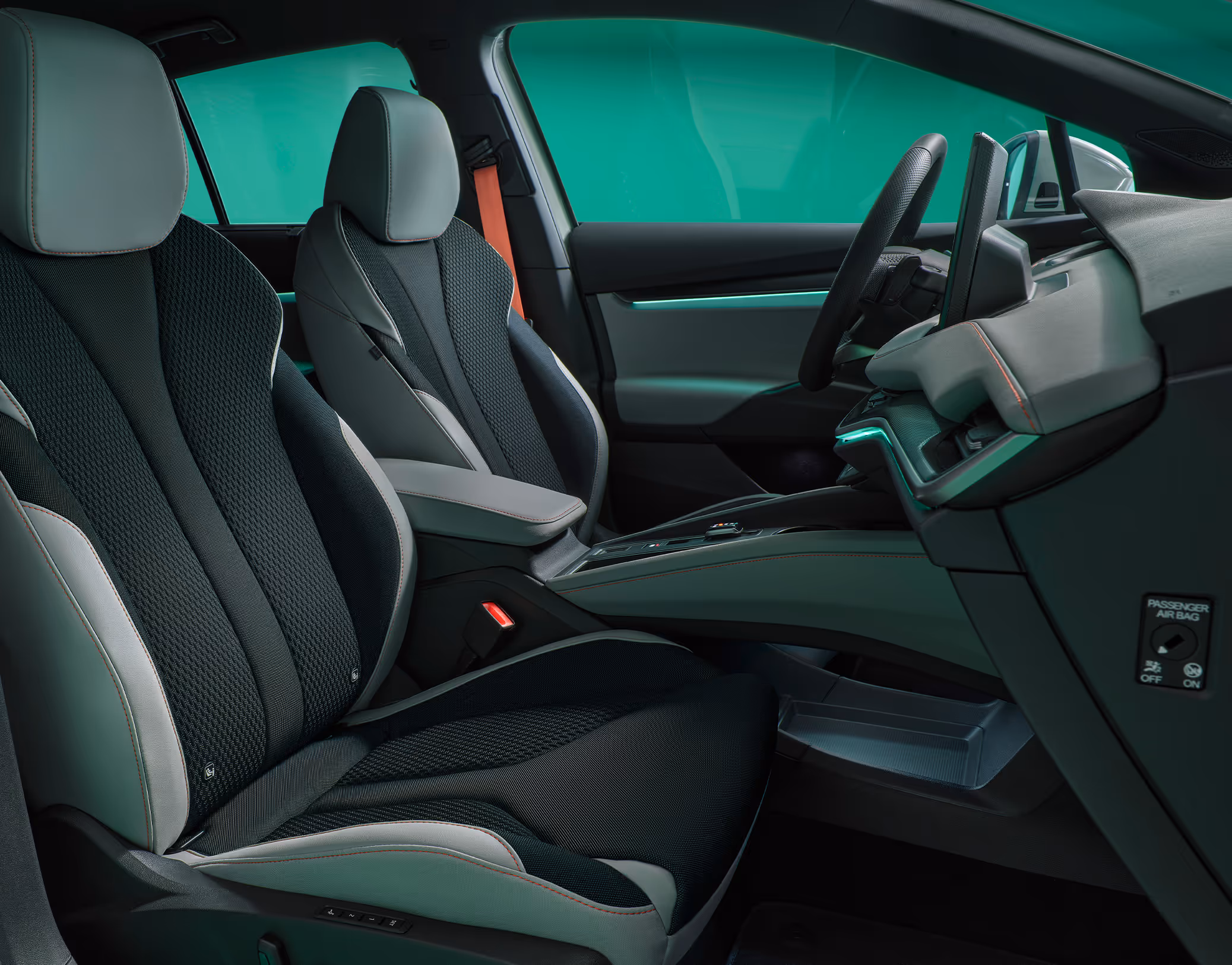 Wir sehen die Innenausstattung des Škoda Elroq in der Loft Design Selection und blicken auf die beiden Vordersitze.