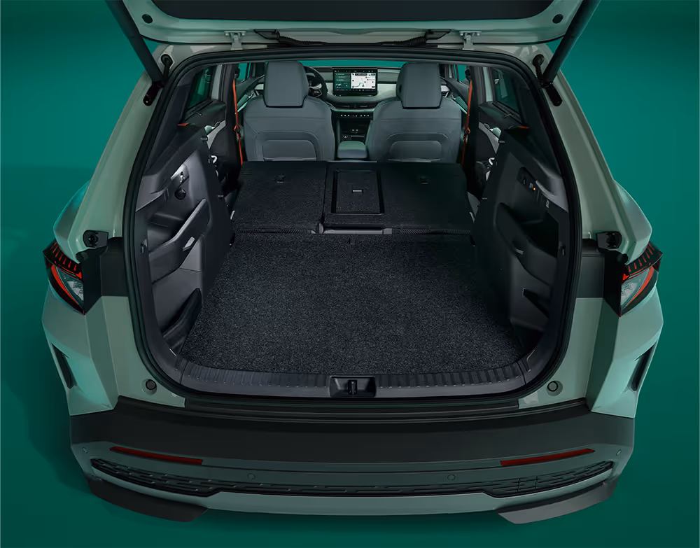 Blick in den geöffneten, leeren Kofferraum des Škoda Elroq. Das Bild zeigt das große Ladevolumen und die ebene Ladefläche.