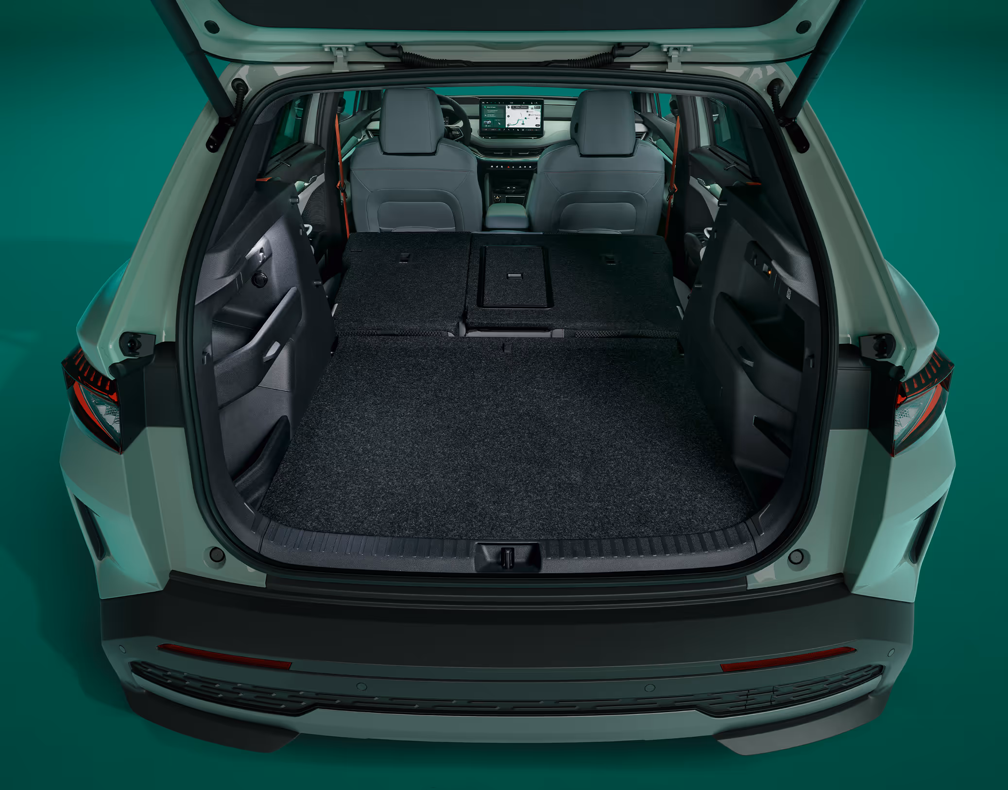 Blick in den geöffneten, leeren Kofferraum des Škoda Elroq. Das Bild zeigt das große Ladevolumen und die ebene Ladefläche.