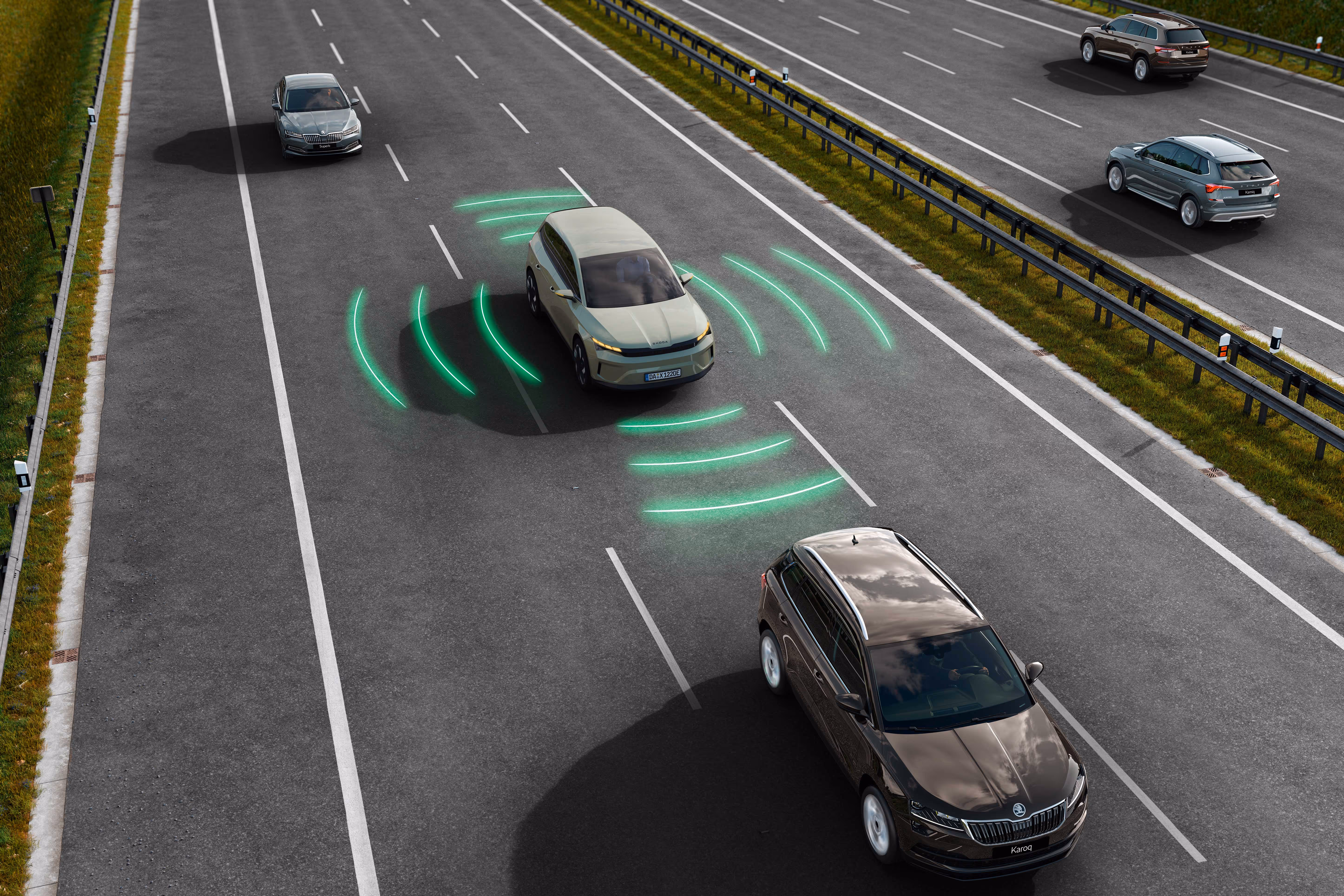 Animation des Notfallassistenten: Kreisförmige grafische Linien gehen auf pulsierend anmutende Art von einem Škoda Elroq aus, der auf der Autobahn fährt.