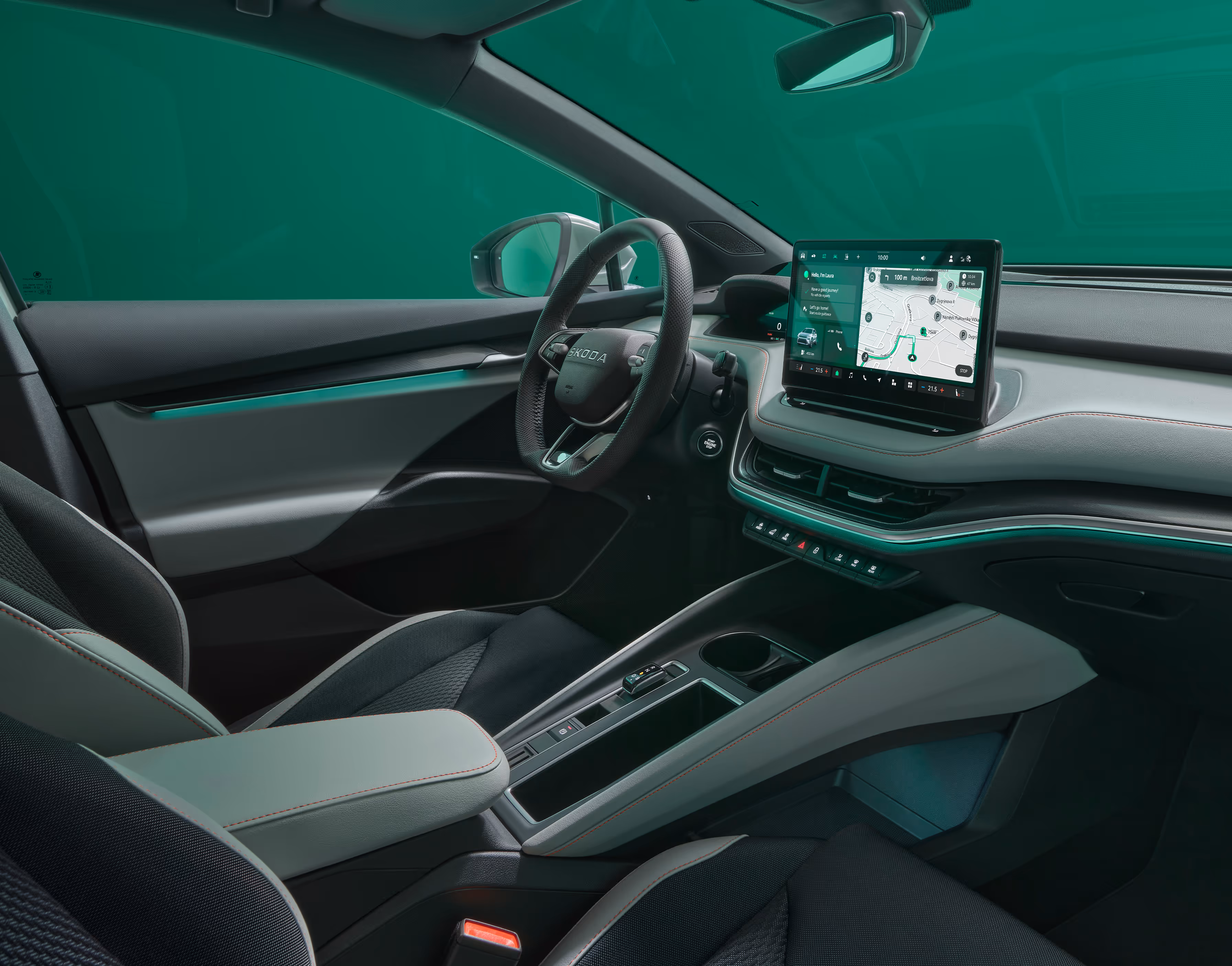 Panoramaansicht des Interieurs des Škoda Elroq. Zu sehen sind das Armaturenbrett und Infotainmentsystem sowie die Vordersitze mit Stoffbezügen.