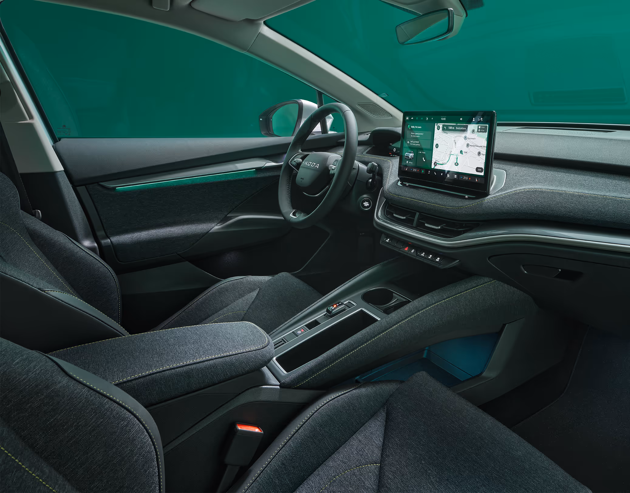 Beifahrer-Perspektive im Innenraum des Škoda Elroq in der Ausstattungslinie “Loft”. Der Blick fällt auf das Lenkrad, das Digital Cockpit und den zentralen Infotainment-Bildschirm.