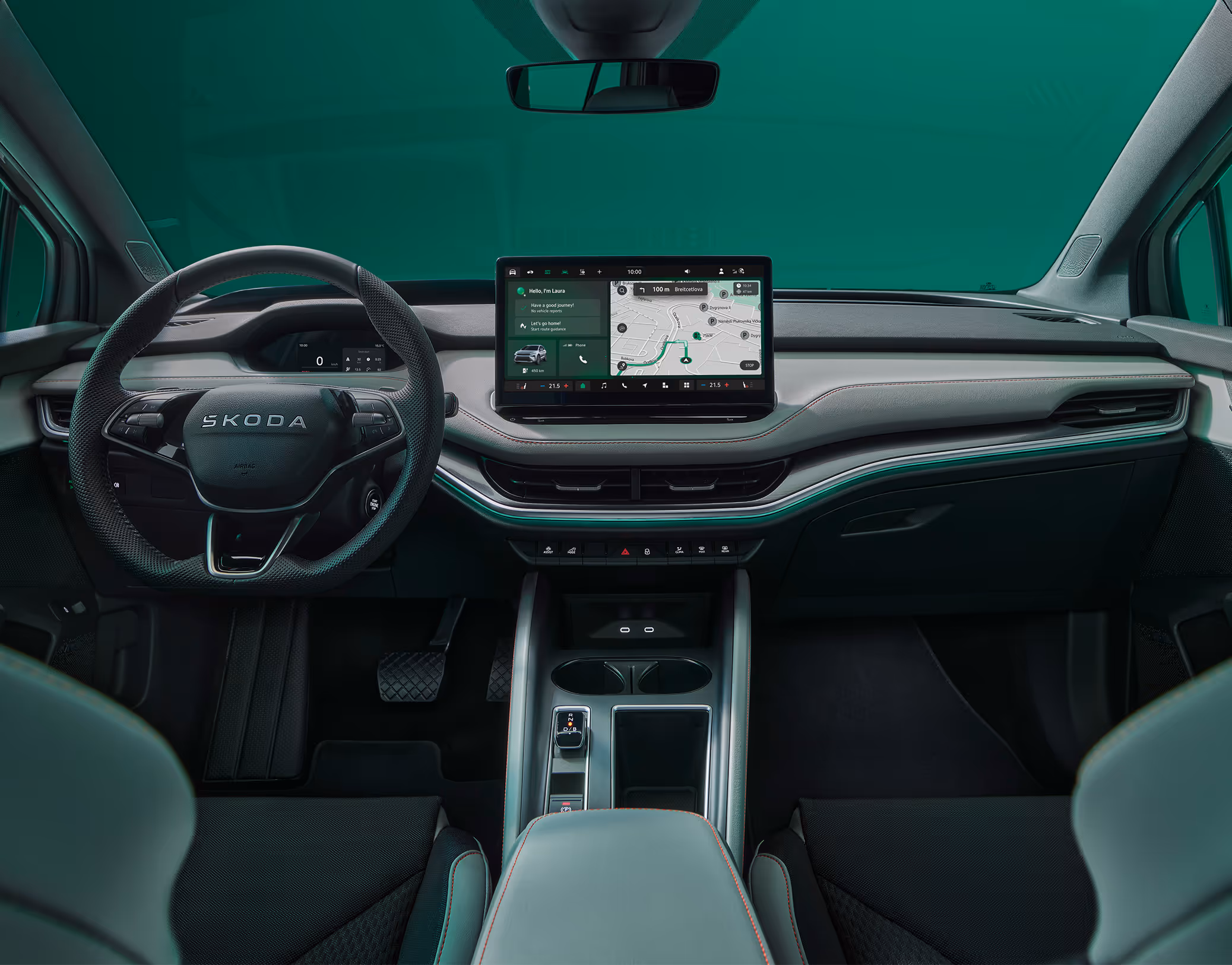 Blick über die Mittelarmlehne auf das Lenkrad, das Infotainmentsystem und das Armaturenbrett im Škoda Elroq in der Ausstattungslinie “Lodge”.