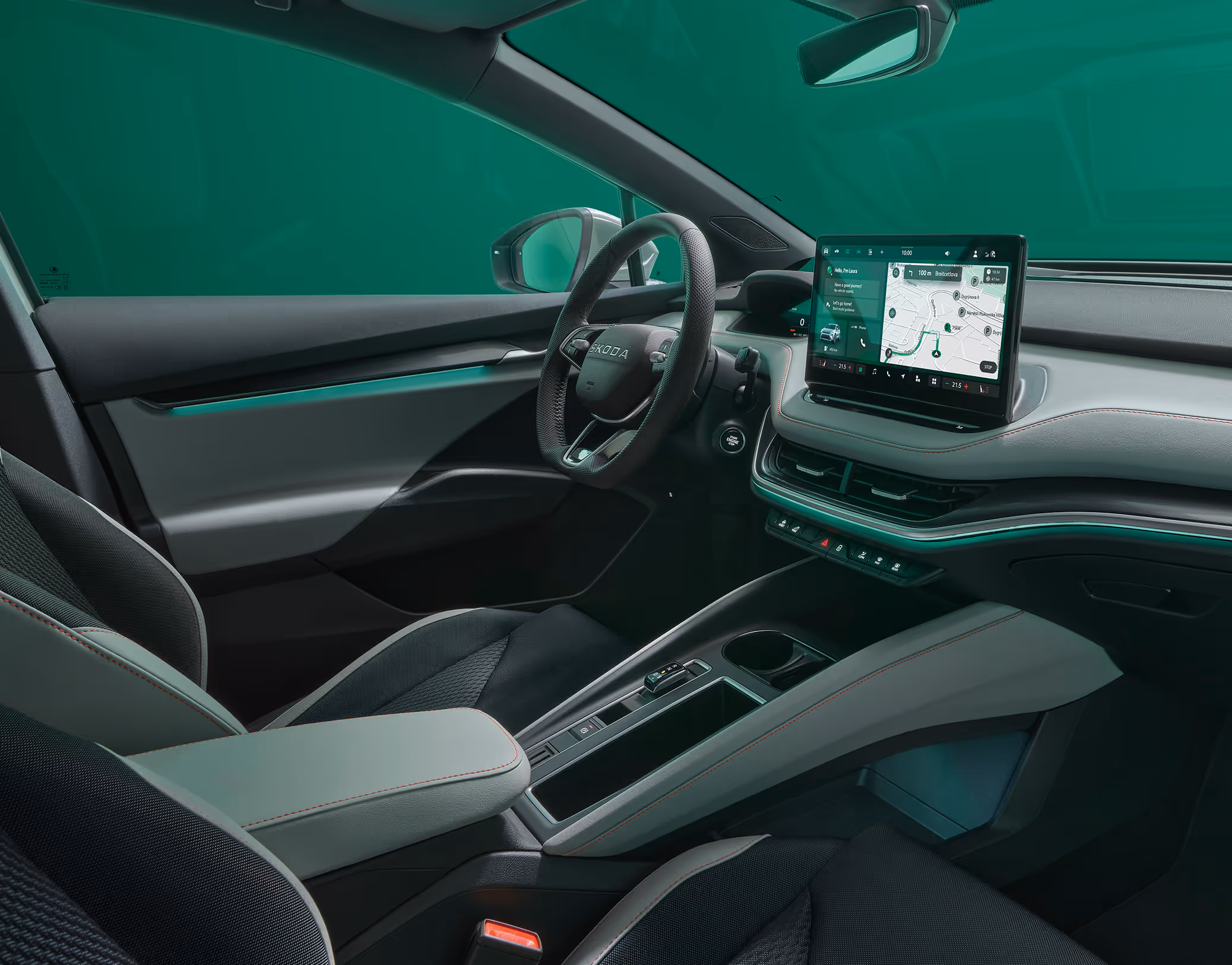 Beifahrer-Perspektive im Innenraum des Škoda Elroq in der Ausstattungslinie “Lodge”. Der Blick fällt auf das Lenkrad, das Digital Cockpit und den zentralen Infotainment-Bildschirm.