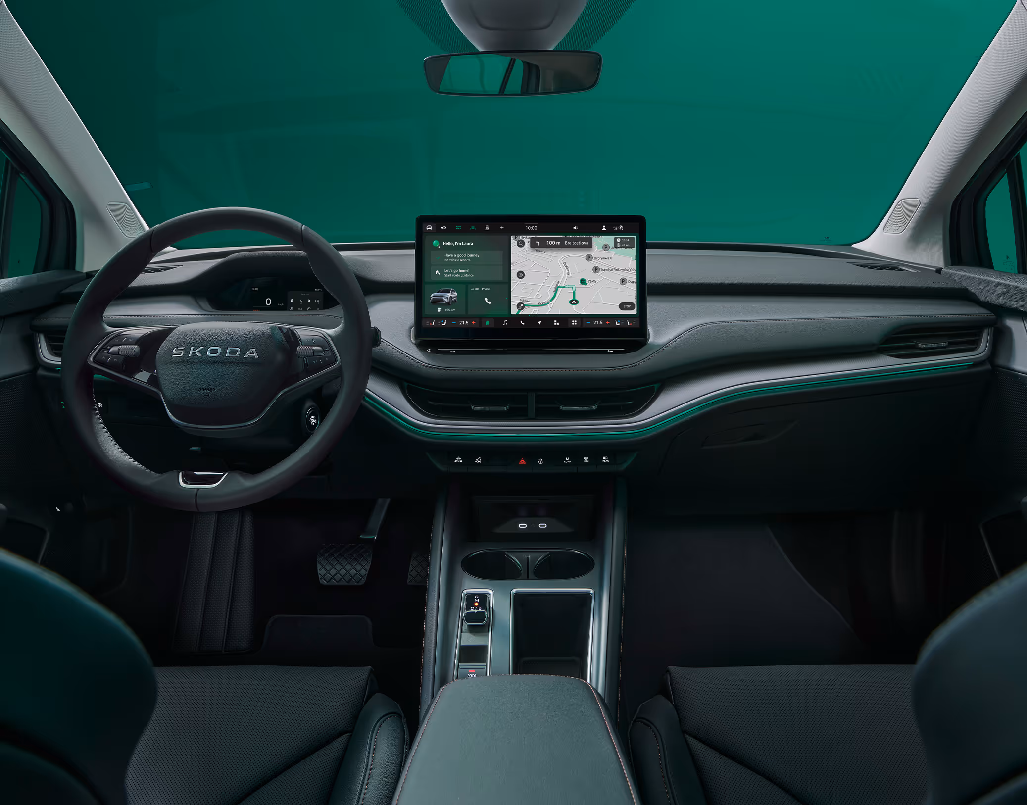 Blick über die Mittelarmlehne auf das Lenkrad, das Infotainmentsystem und das Armaturenbrett im Škoda Elroq. Türkise Ambient-Beleuchtung.