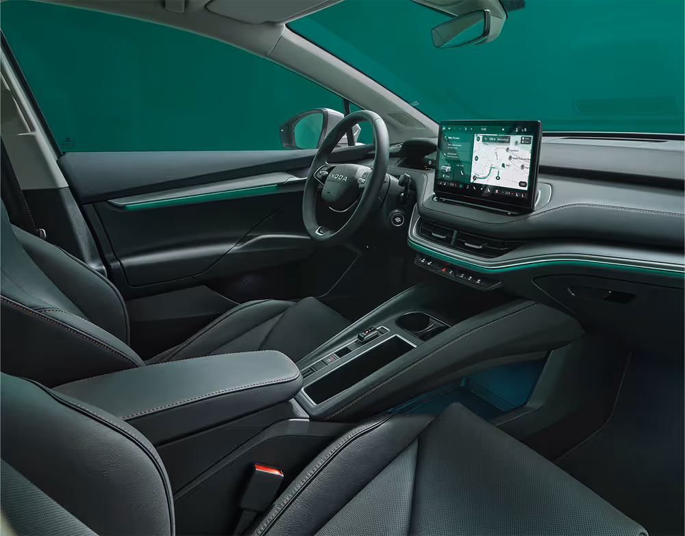 Beifahrer-Perspektive im Innenraum des Škoda Elroq. Der Blick fällt auf das Lenkrad, das Digital Cockpit und den zentralen Infotainment-Bildschirm.