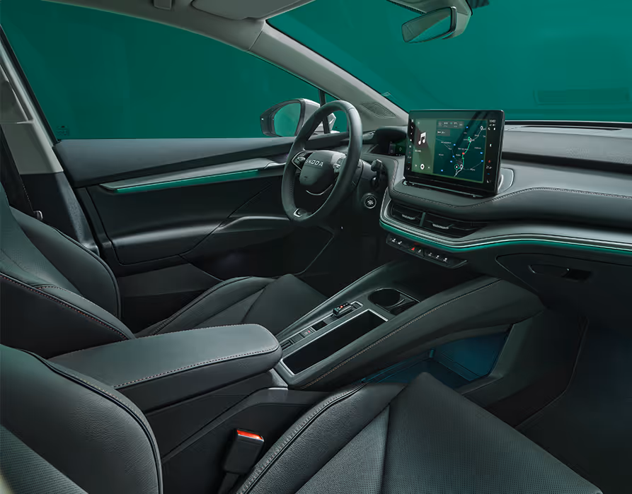 Beifahrer-Perspektive im Innenraum des Škoda Elroq. Der Blick fällt auf das Lenkrad, das Digital Cockpit und den zentralen Infotainment-Bildschirm.