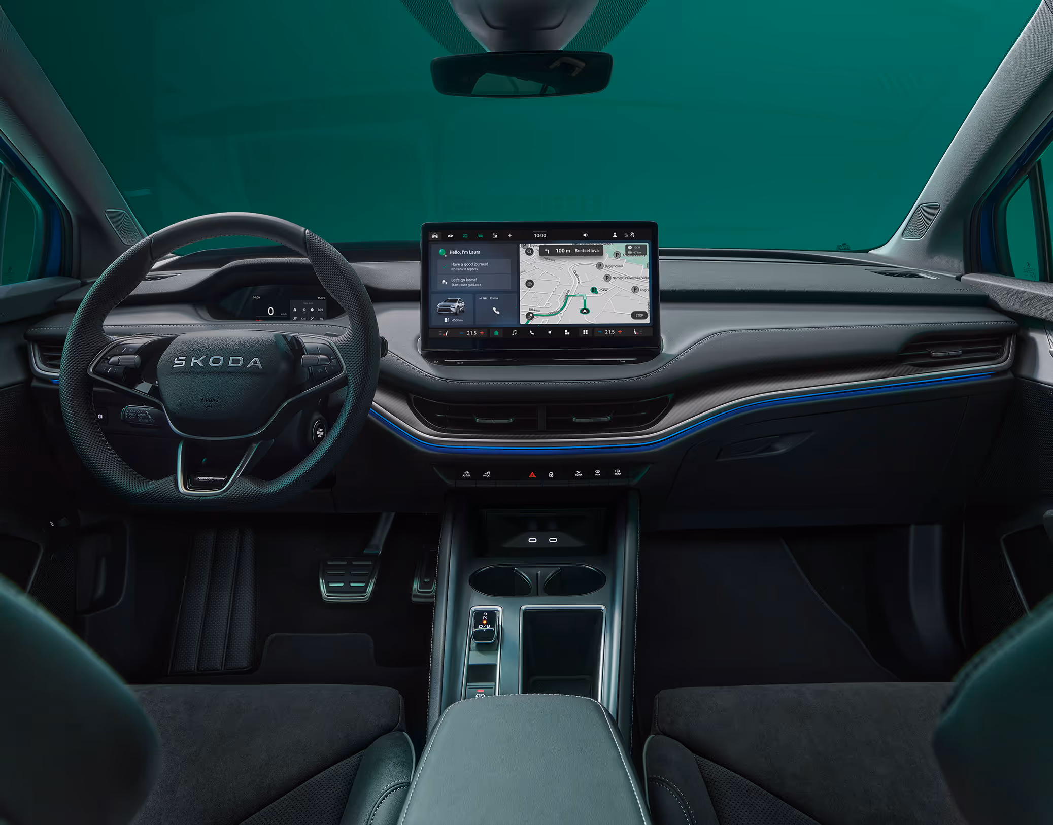 Blick über die Mittelarmlehne auf das Lenkrad, das Infotainmentsystem und das Armaturenbrett im Škoda Elroq Sportline. Blaue Ambient-Beleuchtung.