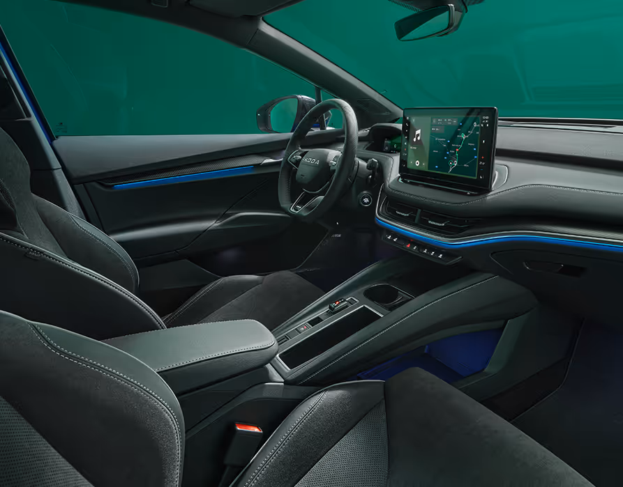 Beifahrer-Perspektive im Innenraum des Škoda Elroq Sportline. Der Blick fällt auf das Lenkrad, das Digital Cockpit und den zentralen Infotainment-Bildschirm.