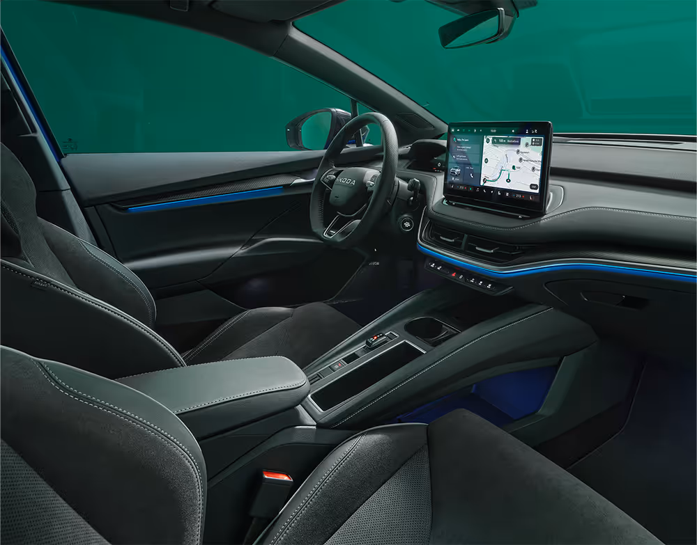 Beifahrer-Perspektive im Innenraum des Škoda Elroq Sportline. Der Blick fällt auf das Lenkrad, das Digital Cockpit und den zentralen Infotainment-Bildschirm.