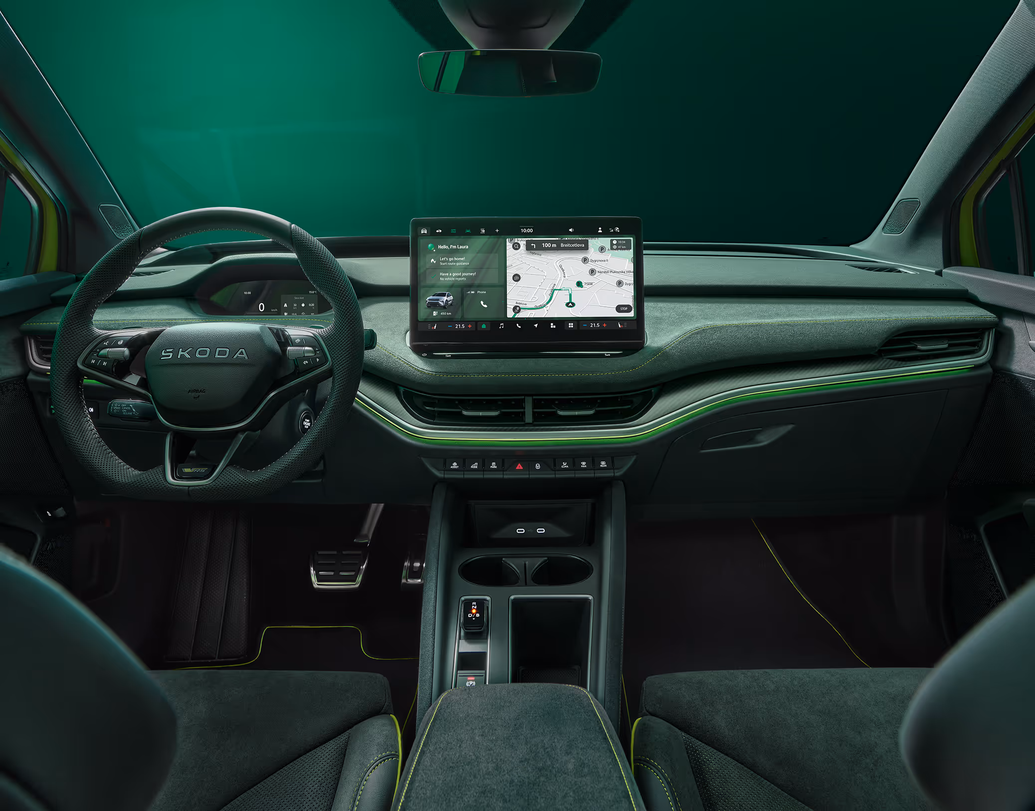 Blick über die Mittelarmlehne auf das Lenkrad, das Infotainmentsystem und das Armaturenbrett im Škoda Elroq RS. Grüne Ambient-Beleuchtung.