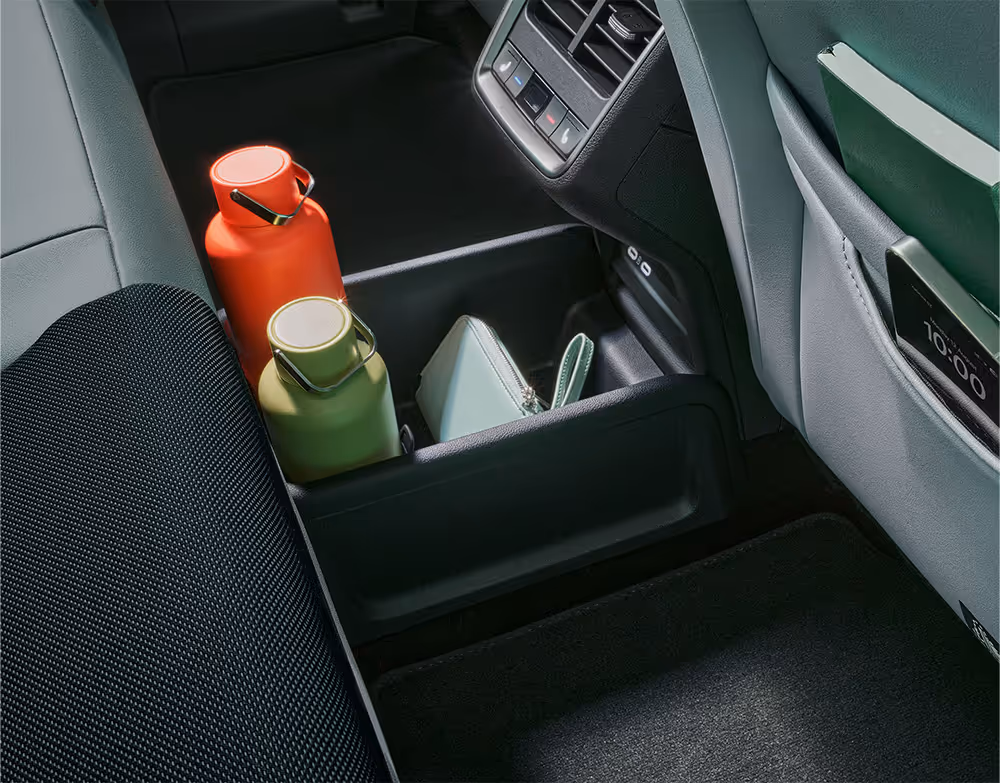 Detailansicht der Ablagebox im Mitteltunnel des Škoda Elroq. In der Box stehen zwei Flaschen und weitere kleine Gegenstände.