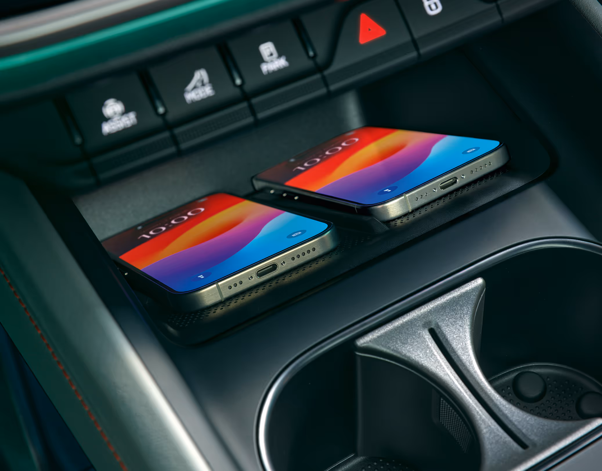 Nahaufnahme der Phone Box in der Mittelkonsole des Škoda Elroq. Zwei Smartphones liegen nebeneinander und werden induktiv (kabellos) geladen.