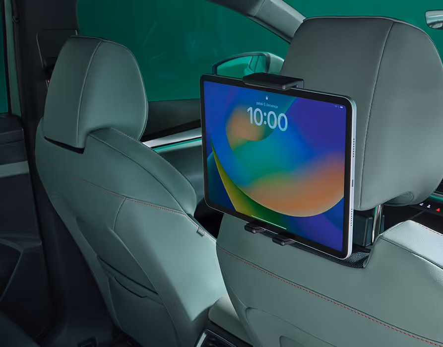 Rückansicht der Vordersitze mit montierten Tablet-Haltern an den Kopfstützen. Auf den Tablets läuft ein Film, was das Rear-Seat-Entertainment-System zeigt.