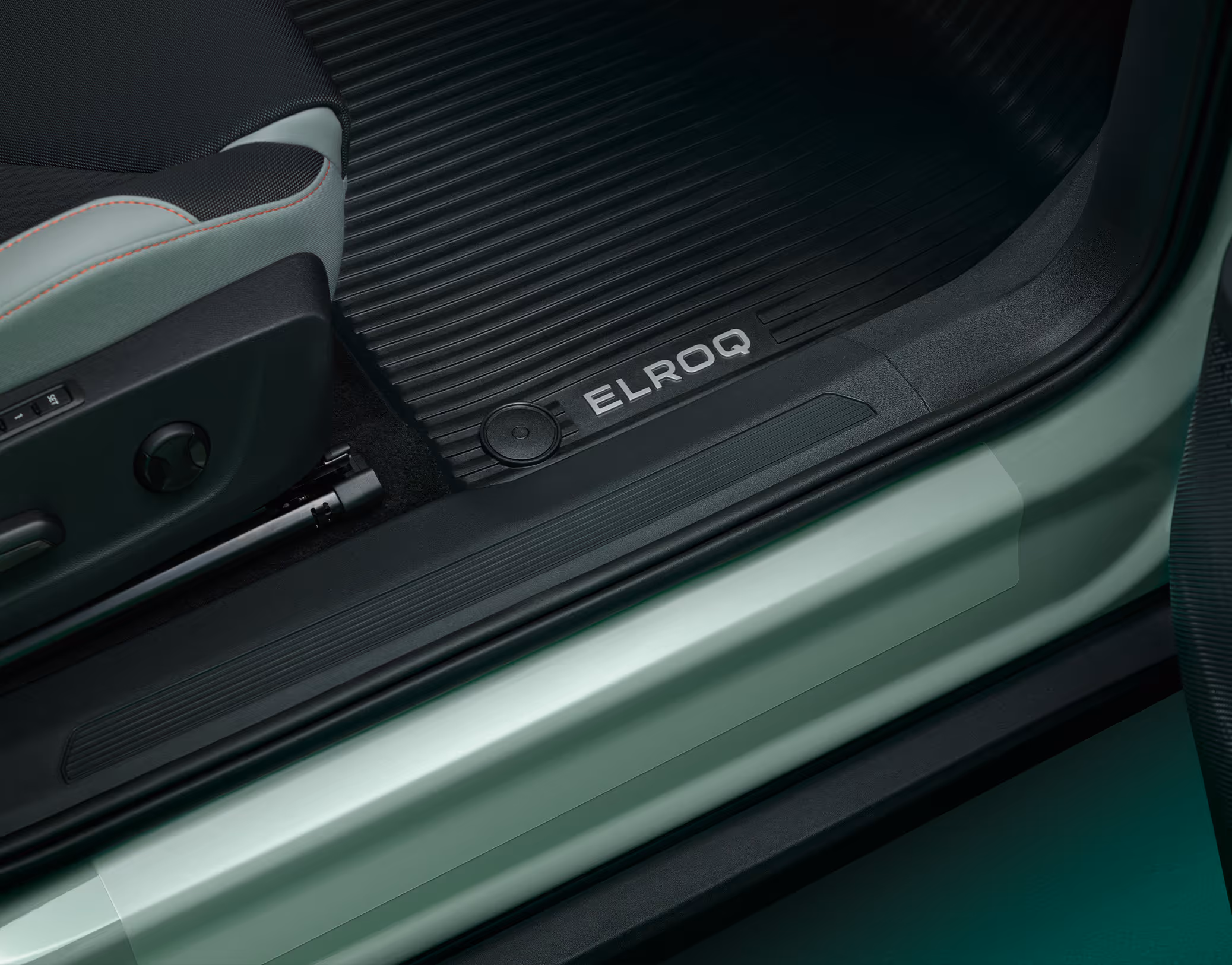 Gummifußmatte im vorderen Fußraum des Škoda Elroq. Der "ELROQ" Schriftzug ist in das Material eingeprägt.