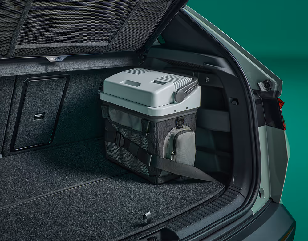 Eine Kühlbox und ein Kofferraumgurt im Laderaum des Škoda Elroq. Der Gurt sichert die Box während der Fahrt.