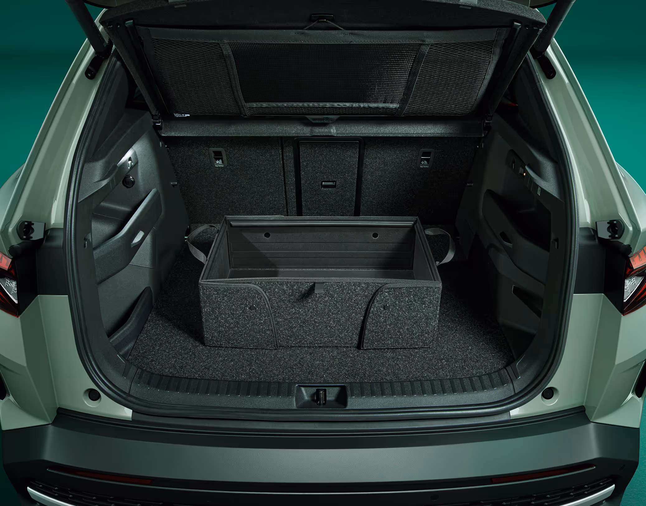 Eine flexible Transportbox aus Stoff, die im Kofferraum des Škoda Elroq aufgestellt ist. Sie dient als Kofferraum-Organizer.