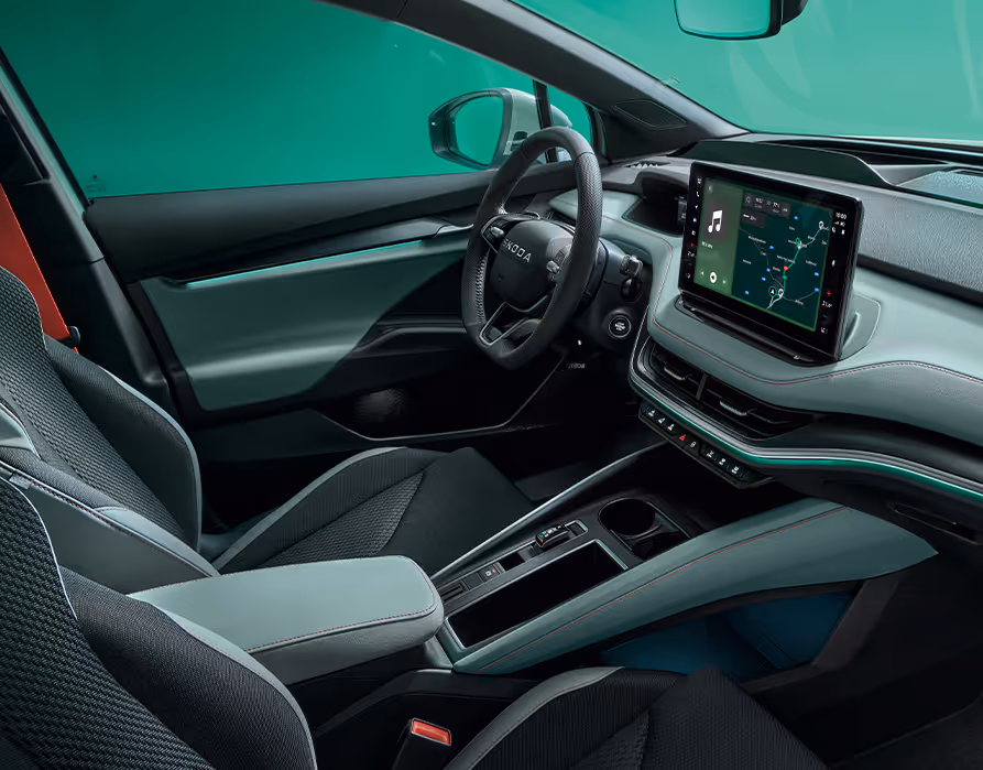 Beifahrer-Perspektive im Innenraum des Škoda Elroq in der Ausstattungslinie “Studio”. Der Blick fällt auf das Lenkrad, das Digital Cockpit und den zentralen Infotainment-Bildschirm.