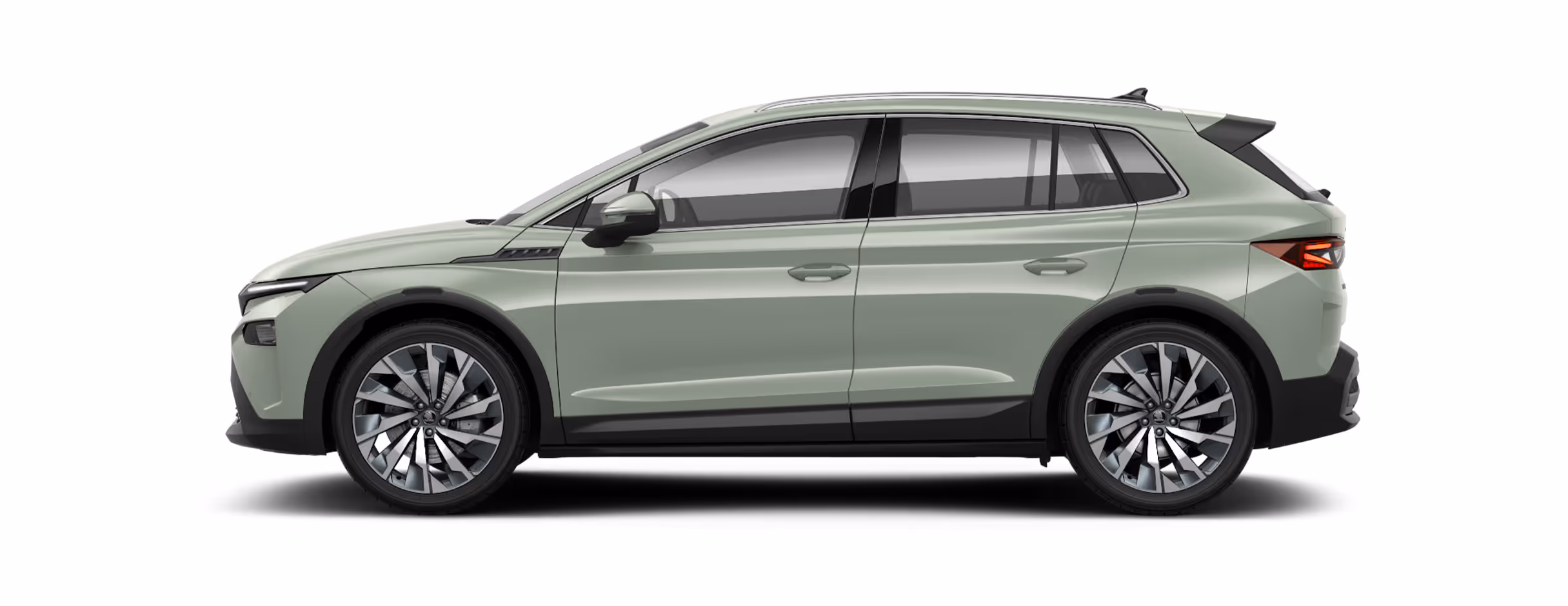 Seitenansicht eines freigestellten Škoda Elroq in der Farbe Timiano-Grün mit 21 Zoll Leichtmetallfelgen “Supernova Anthrazit”.