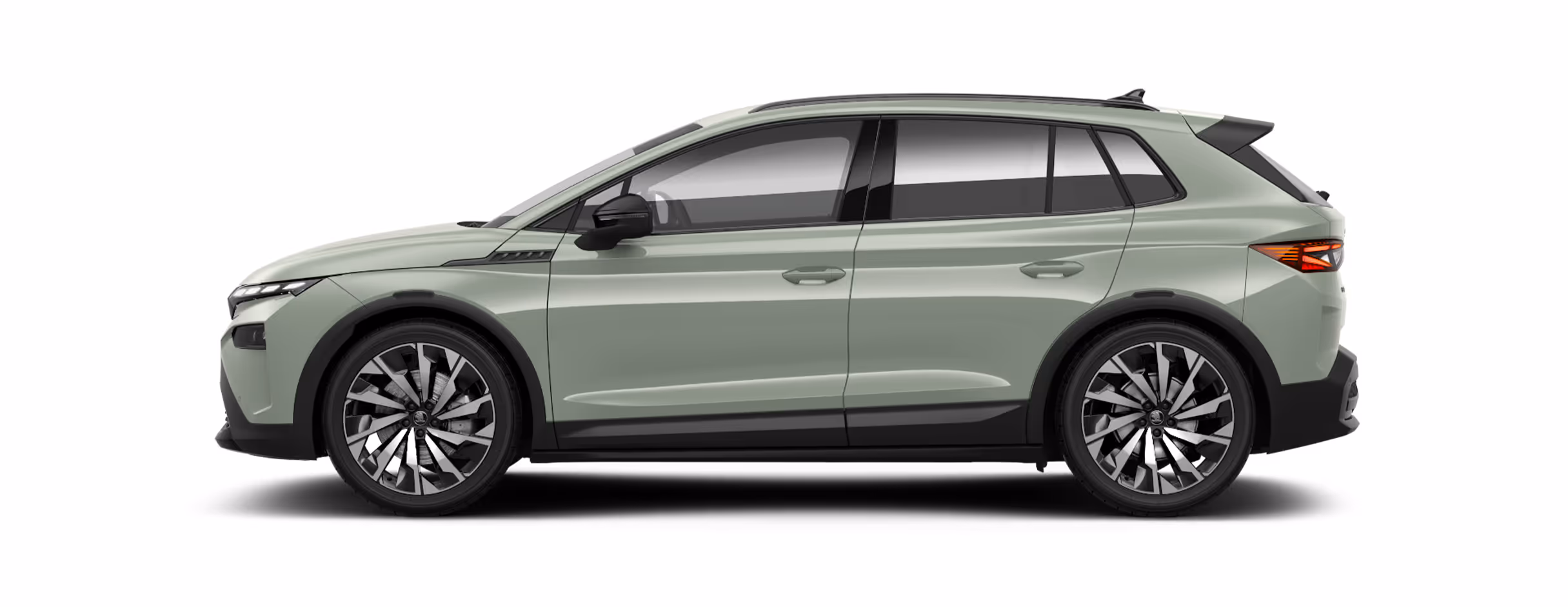 Seitenansicht eines freigestellten Škoda Elroq in der Farbe Timiano-Grün mit 21 Zoll Leichtmetallfelgen “Supernova Schwarz”.