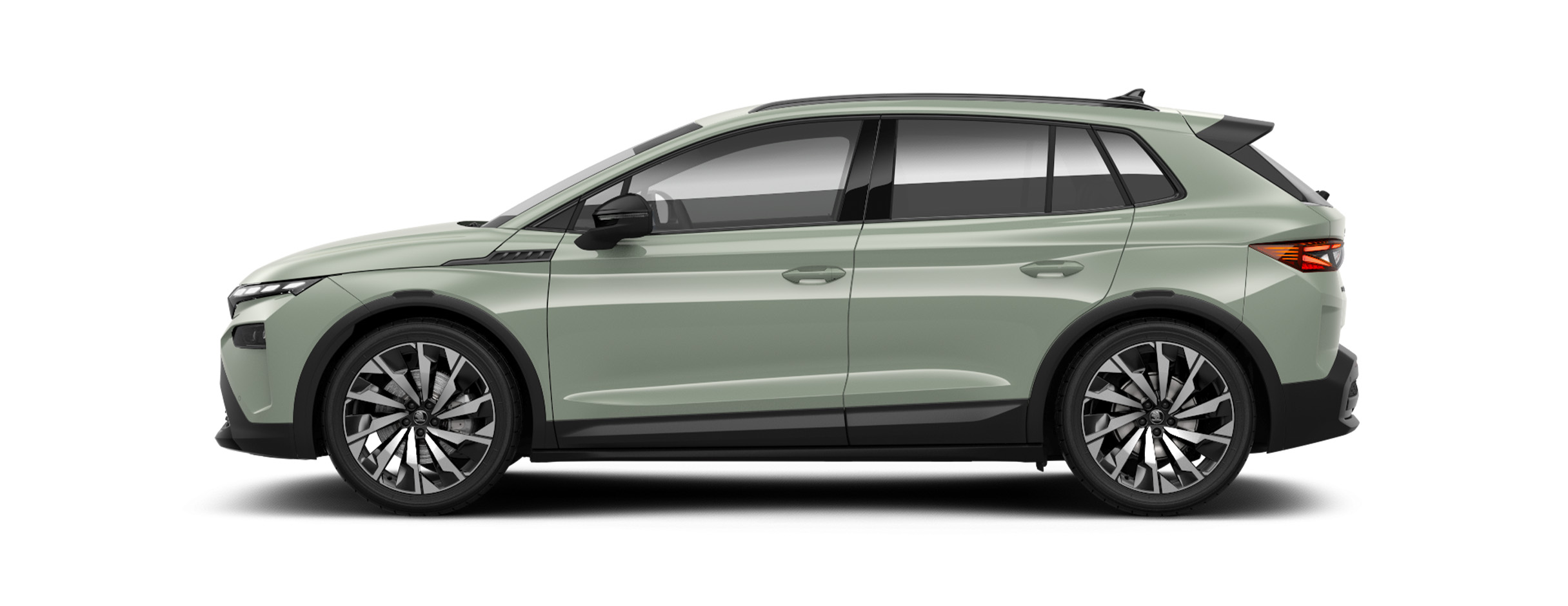 Seitenansicht eines freigestellten Škoda Elroq in der Farbe Timiano-Grün mit 21 Zoll Leichtmetallfelgen “Supernova Schwarz”.