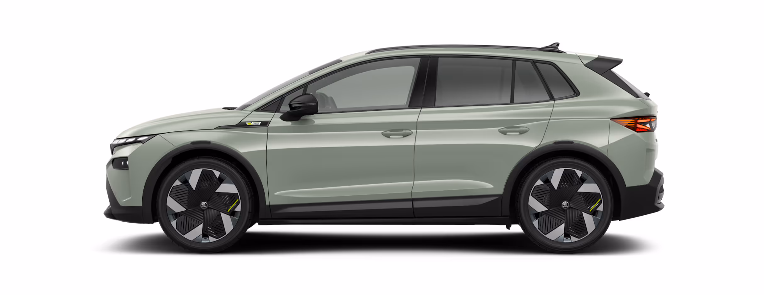 Seitenansicht eines freigestellten Škoda Elroq in der Farbe Timiano-Grün mit 21 Zoll Leichtmetallfelgen “Vision Anthrazit”.