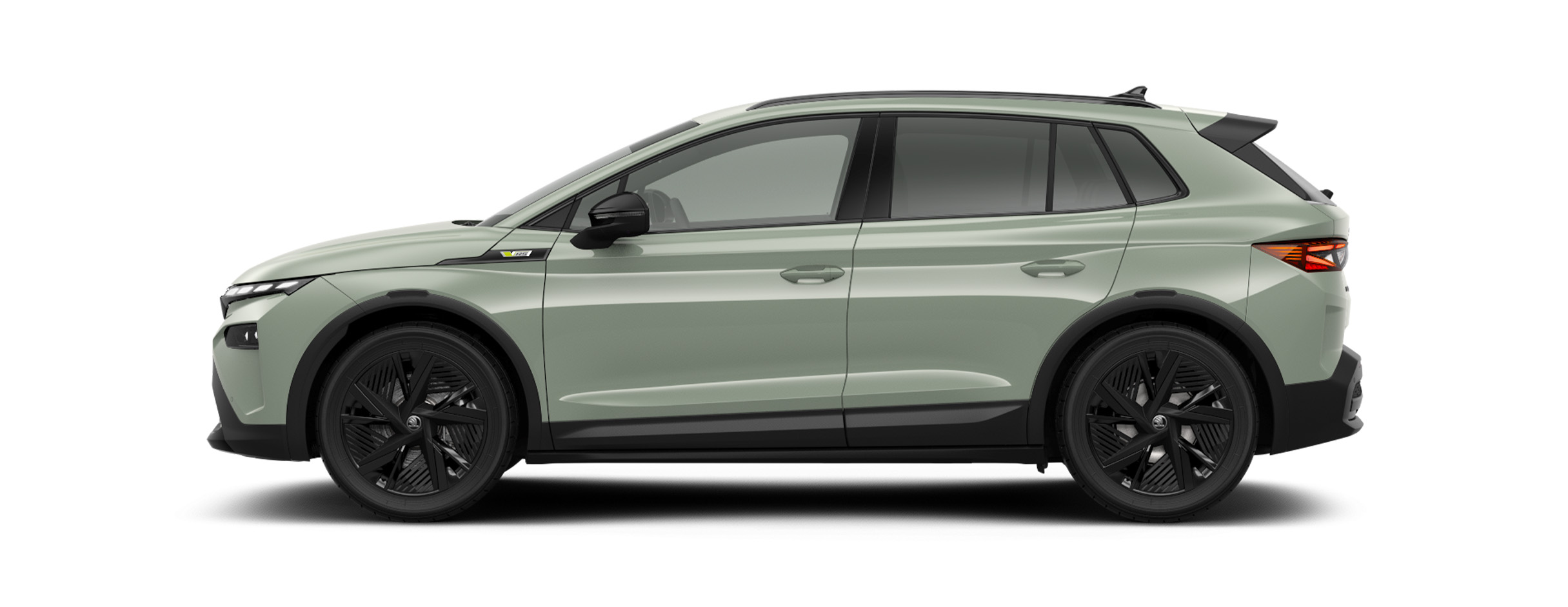 Seitenansicht eines freigestellten Škoda Elroq in der Farbe Timiano-Grün mit 20 Zoll Leichtmetallfelgen “Draconis Schwarz”.