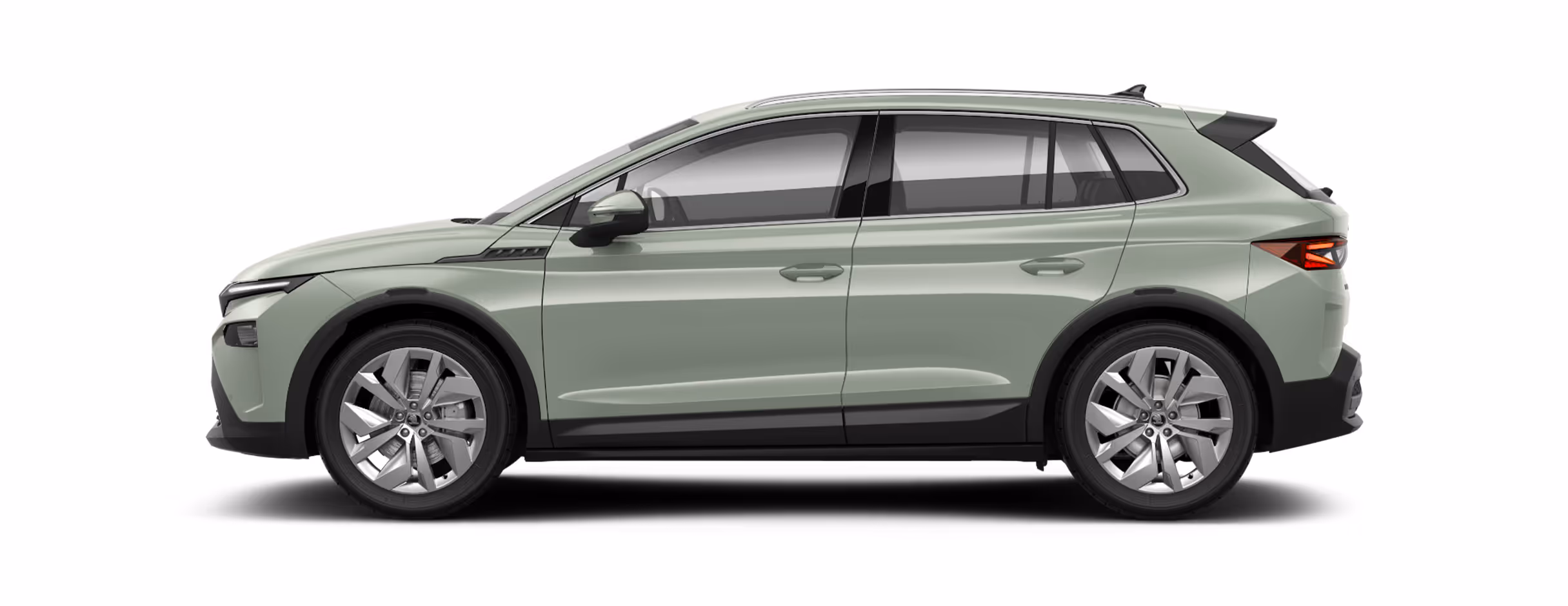 Seitenansicht eines freigestellten Škoda Elroq in der Farbe Timiano-Grün mit 20 Zoll Leichtmetallfelgen “Vega”.