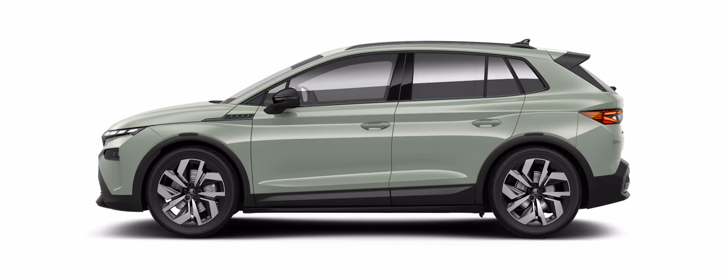 Seitenansicht eines freigestellten Škoda Elroq in der Farbe Timiano-Grün mit 20 Zoll Leichtmetallfelgen “Vega Schwarz glanzgedreht”.