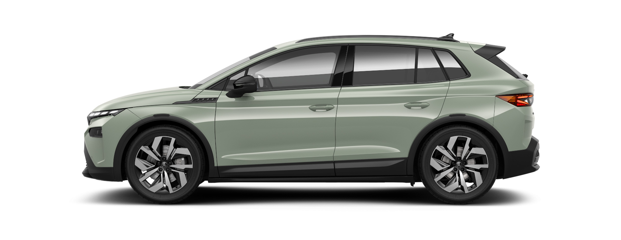 Seitenansicht eines freigestellten Škoda Elroq in der Farbe Timiano-Grün mit 20 Zoll Leichtmetallfelgen “Vega Schwarz glanzgedreht”.