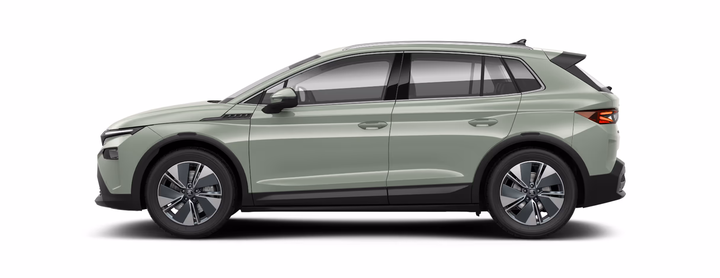 Seitenansicht eines freigestellten Škoda Elroq in der Farbe Timiano-Grün mit 19 Zoll Leichtmetallfelgen “Regulus Anthrazit”.