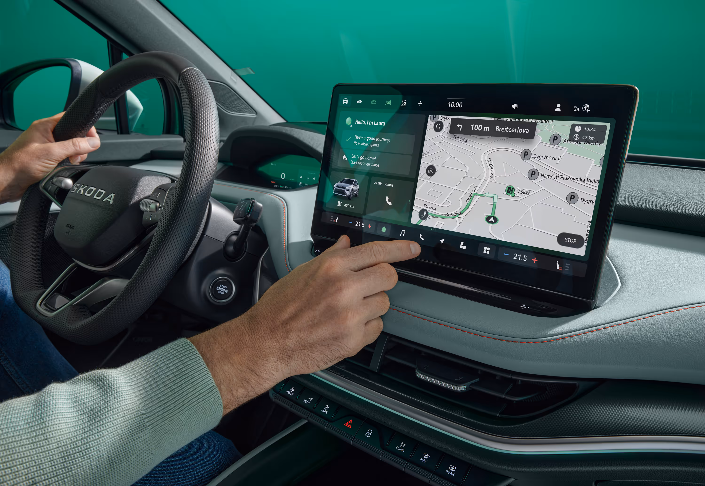 Nahaufnahme einer Hand, die den großen Touchscreen des Infotainmentsystems im Škoda Elroq bedient. Auf dem Display ist die Navigationskarte zu sehen.