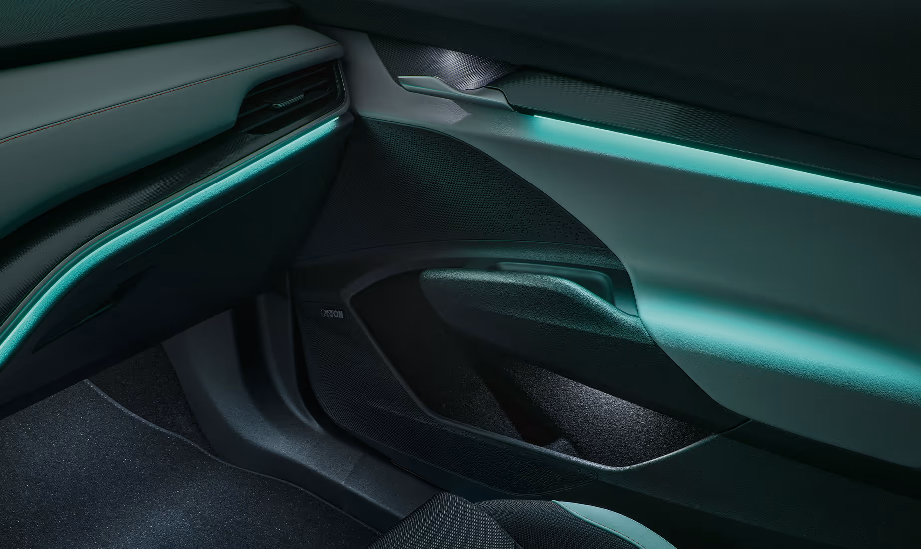 Detailaufnahme der Türverkleidung im Škoda Elroq. Die Ambientebeleuchtung leuchtet in einem kühlen Türkiston und hebt die Konturen hervor.