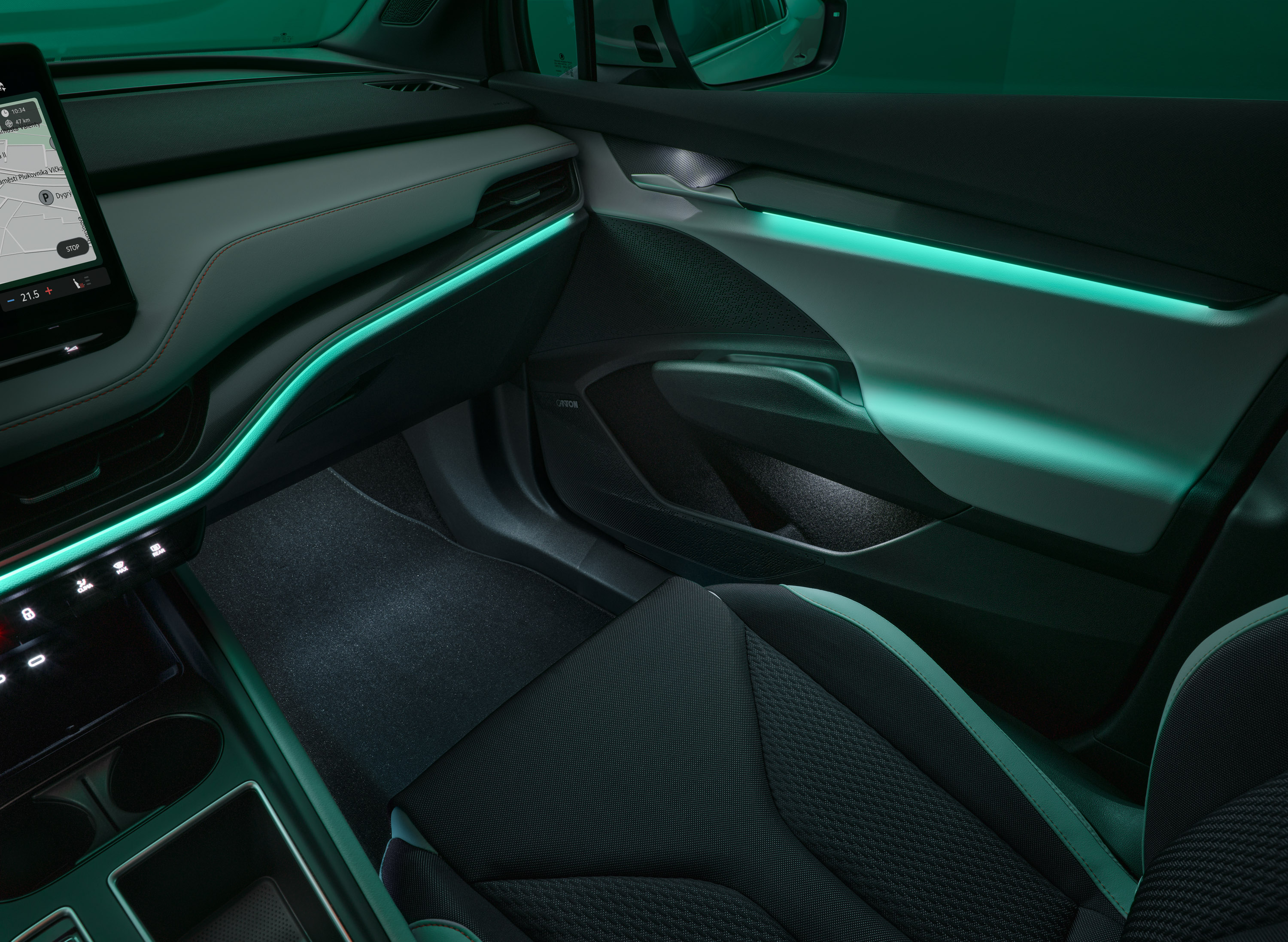 Detailaufnahme der Türverkleidung im Škoda Elroq. Die Ambientebeleuchtung leuchtet in einem kühlen Türkiston und hebt die Konturen hervor.