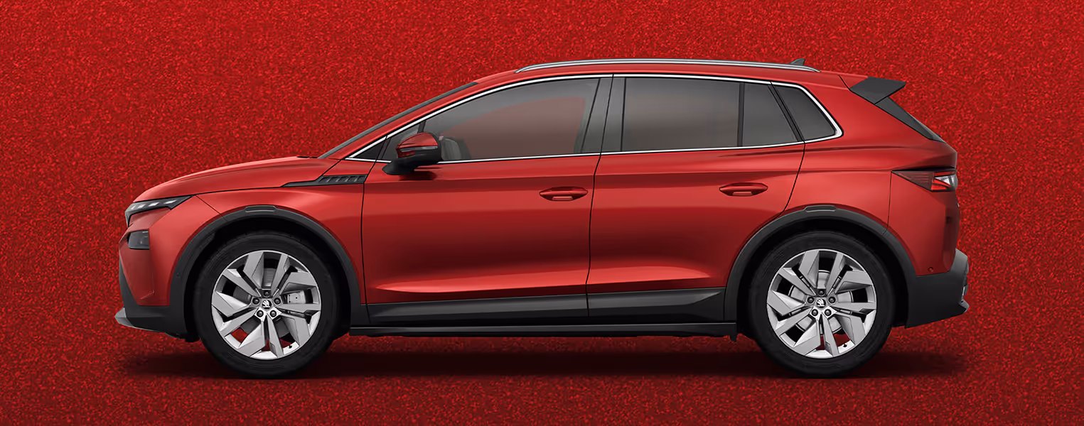 Seitenansicht eines Škoda Elroq in der Farbe Velvet-Rot Metallic mit 20 Zoll Leichtmetallfelgen “Vega” vor einem einfarbigen Hintergrund im Farbton der Fahrzeuglackierung.