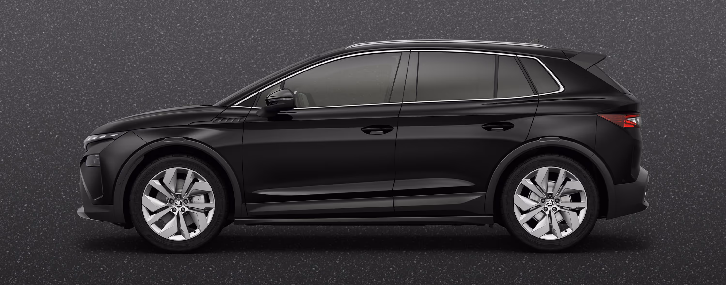 Seitenansicht eines Škoda Elroq in der Farbe Black-Magic Perleffekt mit 20 Zoll Leichtmetallfelgen “Vega” vor einem einfarbigen Hintergrund im Farbton der Fahrzeuglackierung.