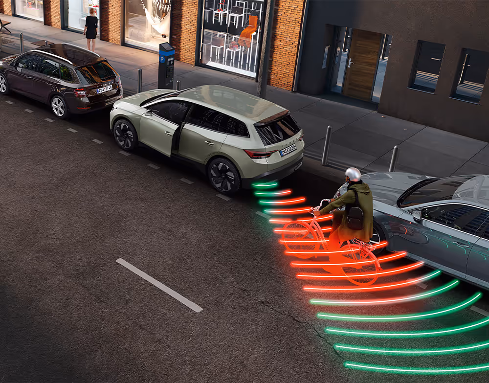 Animation des Ausstiegswarners: Ein Škoda Elroq steht am Straßenrand. Rote Warnsignale werden projiziert, da sich von hinten ein Fahrradfahrer nähert und eine Kollision beim Öffnen der Tür droht.