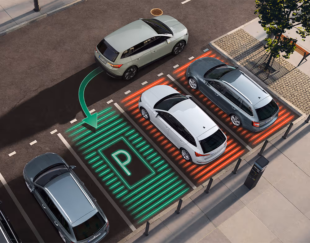 Animation des Parkassistenten: Ein Škoda Elroq parkt selbstständig in eine Parklücke ein. Grafische Linien und ein "P"-Symbol visualisieren den Vorgang aus der Vogelperspektive.