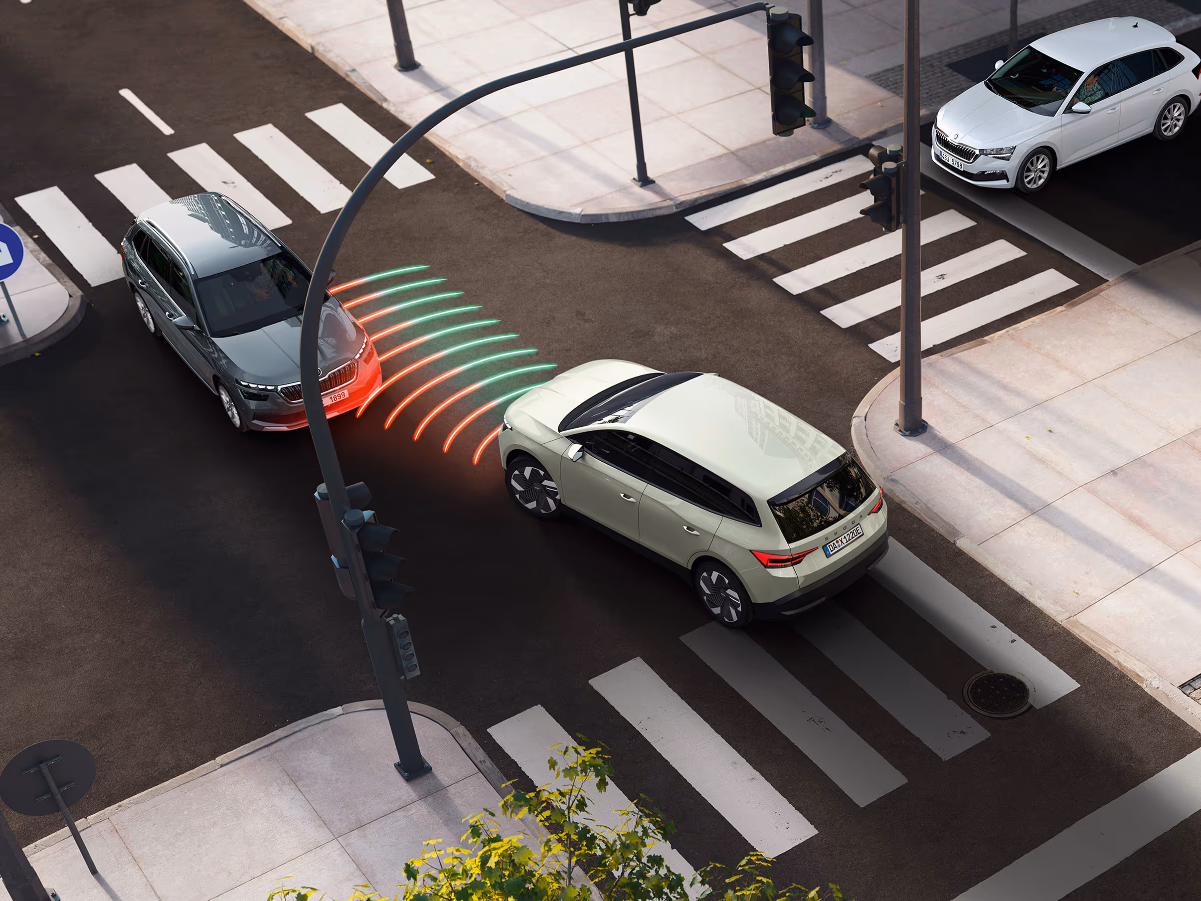 Animation des Abbiegeassistenten: Ein Škoda Elroq will an einer Kreuzung links abbiegen. Das System erkennt den Gegenverkehr und zeigt eine Warnung an, um eine Kollision zu verhindern.