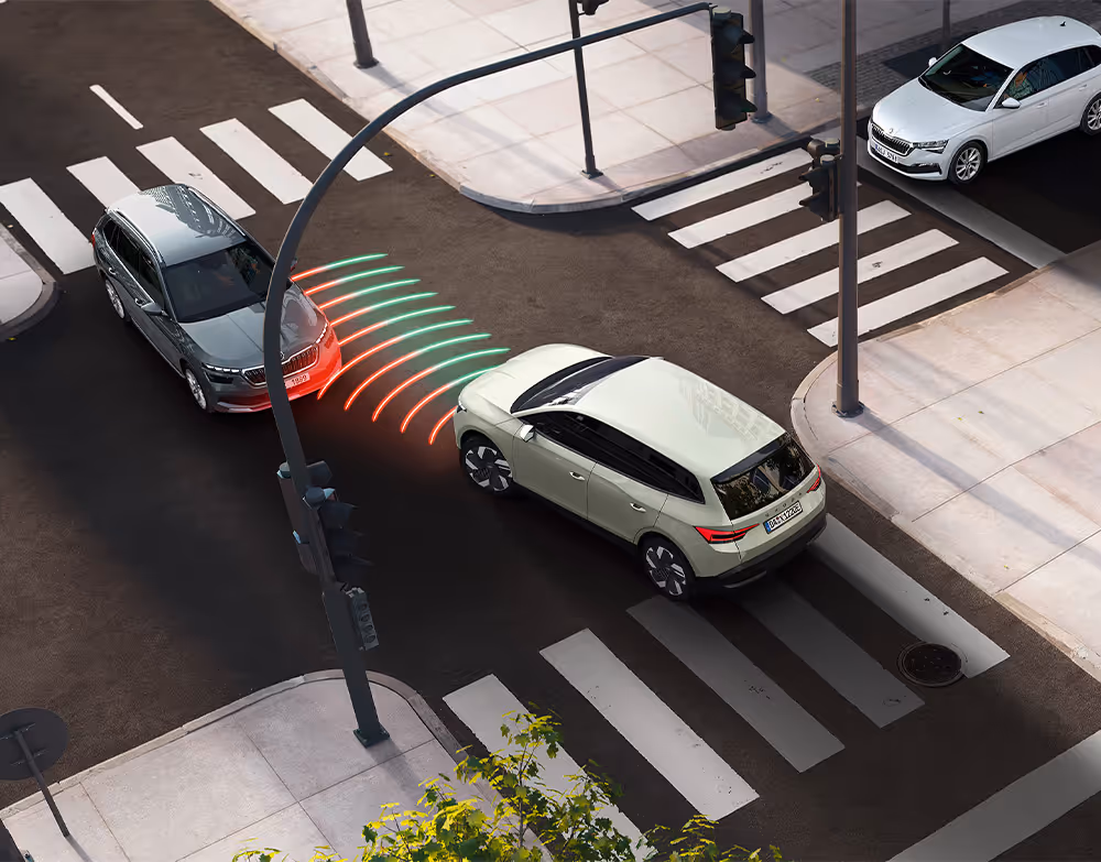 Animation des Abbiegeassistenten: Ein Škoda Elroq will an einer Kreuzung links abbiegen. Das System erkennt den Gegenverkehr und zeigt eine Warnung an, um eine Kollision zu verhindern.