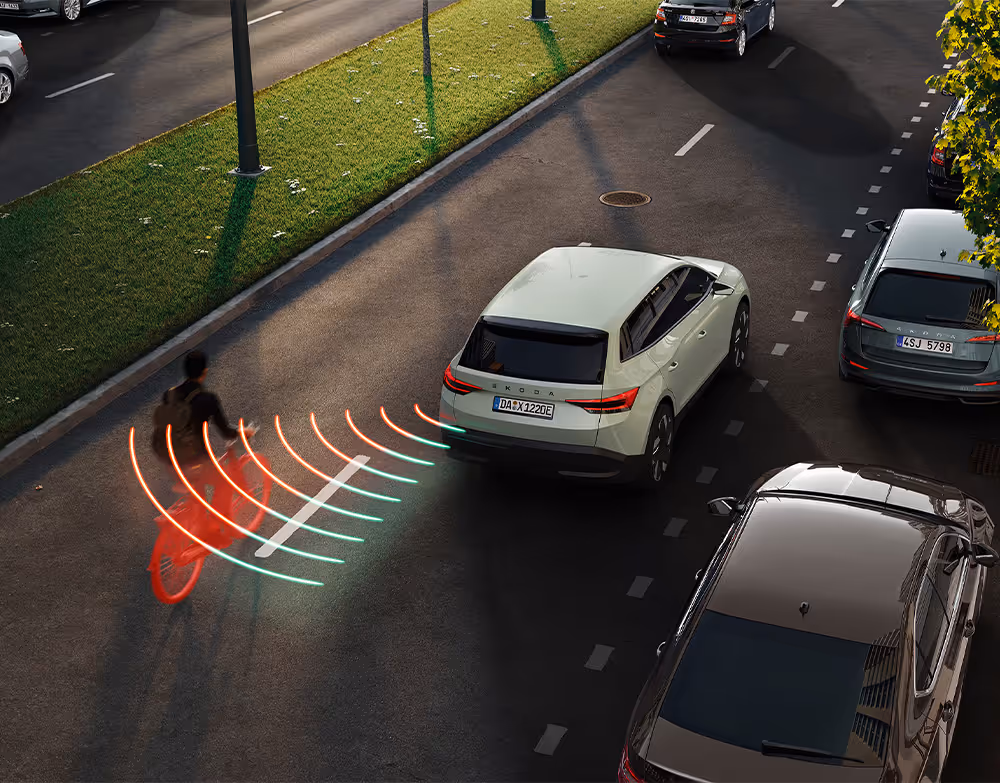 Animation des Spurwechselassistenten: Aus dem toten Winkel nähert sich von der linken Seite ein Fahrradfahrer dem Škoda Elroq. Das System warnt vor der möglichen Gefahrensituation.
