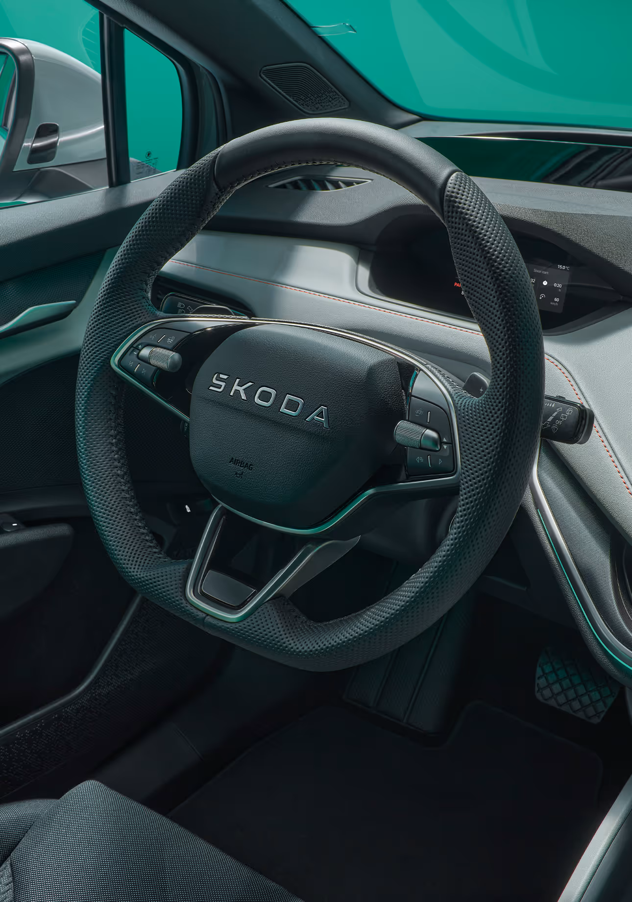 Das Cockpit des Škoda Elroq mit Fokus auf das Lenkrad und die beiden digitalen Anzeigen. Das Infotainment-Display zeigt eine Navigationsroute.